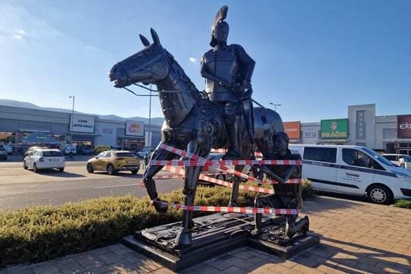 Symbol mesta ožil. Svätec z kovošrotu je novou atrakciou Martina, stojí na netradičnom mieste