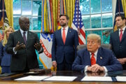 Rwandský minister zahraničných vecí Olivier Nduhungirehe rozpráva Donaldovi Trumpovi počas jeho návštevy Bieleho domu.