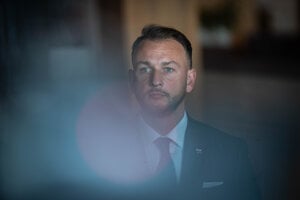 Policajta súdia v kauze zbitého svedka. Šutaj Eštok ho mimo služby nepostavil