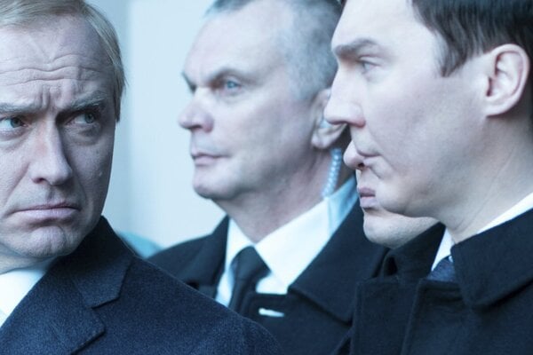 Jude Law ako Putin (Vľavo) a Paul Dano ako jeho spin doctor vo filme Kremeľský mág.