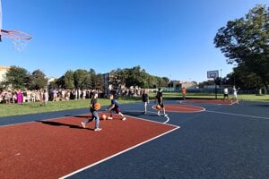 Zrevitalizované basketbalové ihrisko na ZŠ Tribečská. 