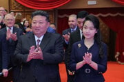 Kim Čong-un s dcérou na propagačnej fotografii severokórejskej vlády. 