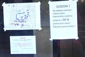 Oznamy na dverách. Podľa mesta len planý poplach.