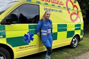 V sanitke plní priania zomierajúcim. Záchranárka ich vozí naposledy na koncert či do prírody