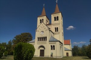 Kostol pri rotunde v dedine Bíňa.