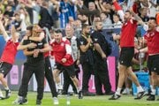 Radosť na slovenskej lavičke, tretí zľava tréner Slovenska Francesco Calzona po víťazstve 2:0 nad Nemeckom v úvodnom kvalifikačnom zápase na MS 2026 A-skupiny Slovensko - Nemecko.