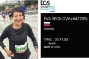 Eva Seidlová odbehla najskôr maratón v Reykjavíku (vľavo), a potom obsadila na svetovom maratóne v Sydney tretie miesto.