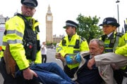 Policajti odvádzajú muža z protestu na podporu propalestínskej skupiny v Londýne