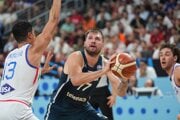 Luka Dončič a Simone Fontecchio. 