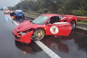 Luxusné auto skončilo vo zvodidlách. 