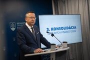 Minister financií Ladislav Kamenický predstavuje tretí konsolidačný balíček.