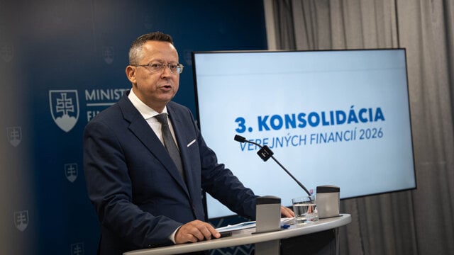 Minister financií Ladislav Kamenický predstavuje tretí konsolidačný balíček. (konsolidácia)