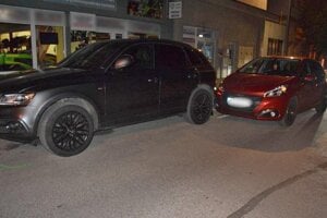 Opitá žena narazila v jednej z námestovských ulíc do zaparkovaného auta.  