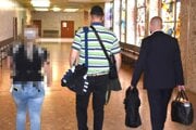 Radoslav (v strede) s obhajcom a manželkou na krajskom súde.