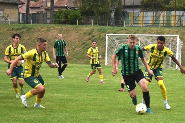 Na snímke sú hráči V. Ludiniec A. Šútor (vľavo), M. Strakoš (8), S. Rák (10) a N. Noël (22). 
