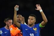 Kylian Mbappe oslavuje víťazstvo v kvalifikácii na MS 2026.