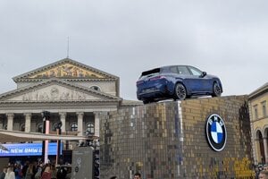 Pozreli sme si autosalón v Mníchove, jeho koncept môže byť receptom na záchranu