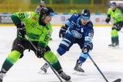 Zľava Daniel Vladimír Tkáč (Žilina) a Matej Paulovič (Nitra) v zápase Vlci Žilina - HK Nitra.