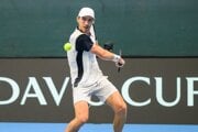 Lukáš Klein odvracia úder Adriáovi Sorianovi Barrerovi.