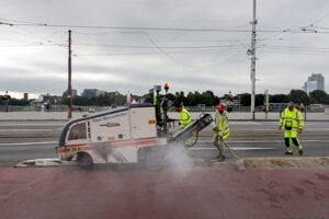 Mäkší materiál, skosené hrany, reflexné prvky. Na Vajanského začali vymieňať obrubníky