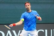 Slovenský daviscupový reprezentant Norbert Gombos v zápase proti Nicolásovi Mejiáovi z Kolumbie