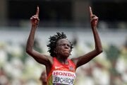 Peres Jepchirchirová oslavuje víťazstvo v maratóne na MS v Tokiu 2025.
