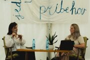 Michaela Bedrichová, spoluorganizátorka festivalu (vpravo), a Dorota Volfová, hostka diskusie o zatopených obciach.