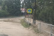 Záturčím sa voda valí aj po ulici.