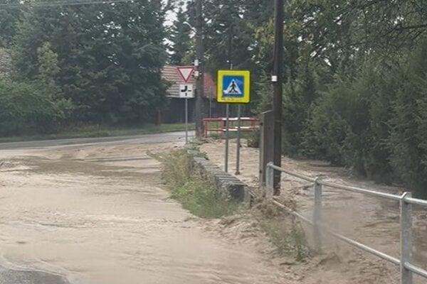 Záturčím sa voda valí aj po ulici.