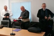 Na snímke z januára 2024 Ladislav Vičan (uprostred), jeho advokát Ivan Mojžiš (vľavo) a náhradný advokát Stanislav Jakubčík (vpravo).