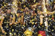 Nemeckí hráči oslavujú zisk titulu na ME v basketbale 2025