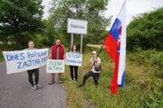 Účastníci júlového pochodu v Slatinke na podporu obyvateľov Podpoľania, ktorí čelia tlaku vlády pri projekte prečerpávacej elektrárni v Málinci.  