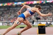 Slovenská bežkyňa Emma Zapletalová počas štartu semifnálového behu na 400 metrov cez prekážky na atletických MS v Tokiu.