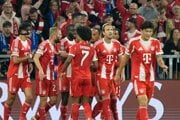Hráč Bayernu Mníchov Harry Kane (druhý vpravo) sa raduje z gólu so spoluhráčmi počas zápasu 1. kola ligovej fázy Ligy majstrov Bayern Mníchov - FC Chelsea.