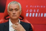 Jose Mourinho sa oficiálne stal novým koučom Benficy Lisabon. 