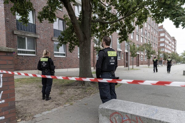 Policajti zabezpečujú oblasť okolo miesta nálezu bomby z druhej svetovej vojny v Berlíne.