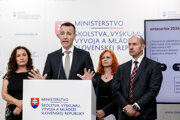 Minister školstva Tomáš Drucker informuje o elektronickej forme maturitnej skúšky.