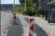 Koľaje z asfaltu.