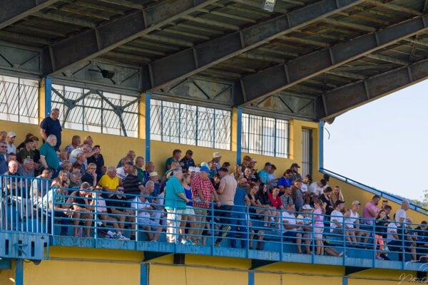 Futbalové štadióny sa môžu cez víkend opäť pekne zaplniť, na programe je viacero zaujímavých zápasov.