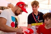 Peter Sagan rozdáva autogramy počas pretekov Okolo Slovenska 2025.