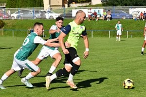 Kamenec nestačil na Nitrianske Sučany  (v žltom) a prehral u nich vysoko 0:9.