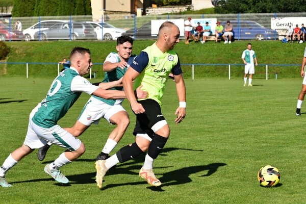 Kamenec nestačil na Nitrianske Sučany  (v žltom) a prehral u nich vysoko 0:9.