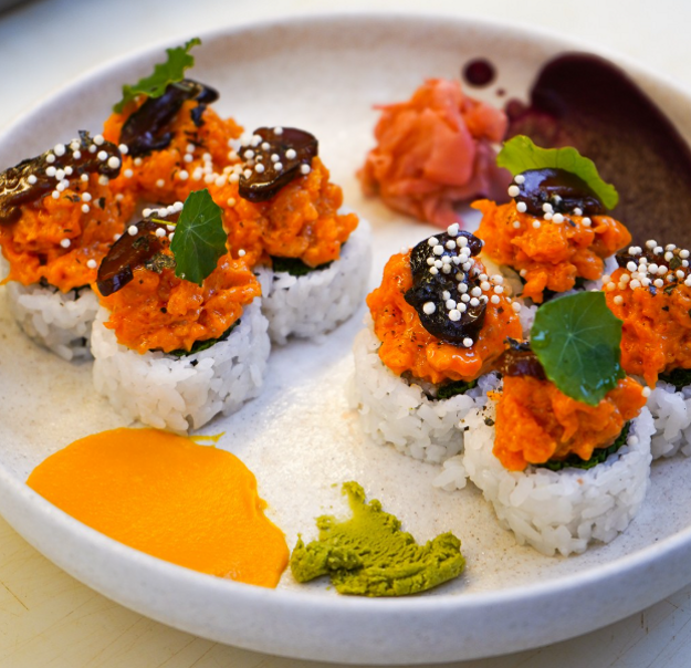 Crispy Crab - jemne pikantná roll s dojazdom karamelizovaných japonských húb shitake. (zdroj: instagram/fajnarybka)