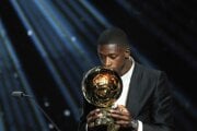 Francúzsky futbalista Ousmane Dembélé z PSG získal Zlatú loptu počas 69. slávnostného odovzdávania cien Ballon d'Or.