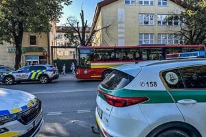 Železničnú nemocnicu v Košiciach evakuujú, polícia prehľadáva priestory pre nahlásenú bombu