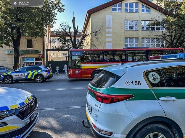 Nemocnicu evakuujú. (zdroj: FB/Polícia SR - Košický kraj)