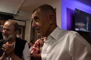 Predseda hnutia ANO Andrej Babiš (vpravo) na stretnutí s voličmi v pražskej štvrti Háje.