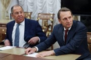 Zľava ruský minister zahraničia Sergej Lavrov a šéf zahraničnej rozviedky Sergej Naryškin.