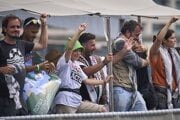 Švédska klimatická aktivistka Greta Thunbergová máva z lode v Barcelone s ďalšími účastníkmi pre odchodom do Gazy s cieľom prelomiť izraelskú blokádu a doručiť humanitárnu pomoc.