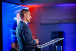 Peter Hort, obchodný riaditeľ Považskej cementárne, a. s. počas prezentácie.